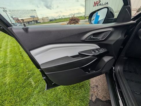 Used 2025 Chevrolet Trax LT FWD image 15