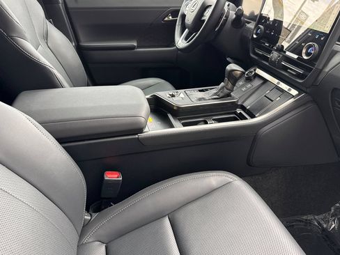 Used 2025 Lexus GX 550 w/ Accessory Package (Z1) AWD/4WD image 17
