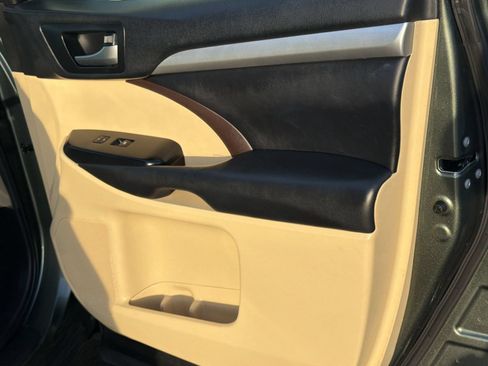 Used 2019 Toyota Highlander XLE FWD image 33