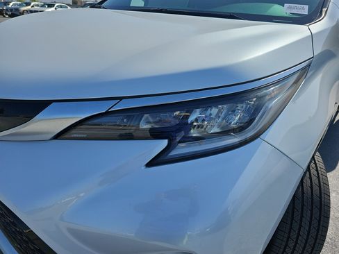 Used 2023 Toyota Sienna XSE image 33