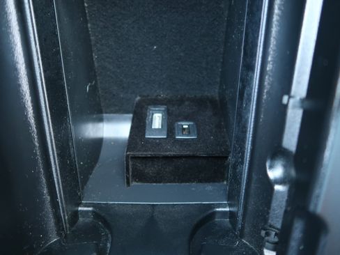 Used 2015 Mercedes-Benz E 400 4MATIC Sedan image 25