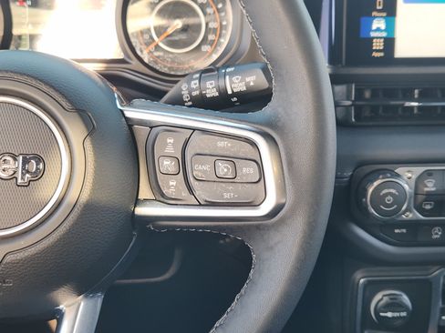 Used 2025 Jeep Wrangler Unlimited Sahara AWD/4WD image 29
