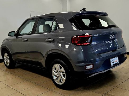 Used 2021 Hyundai Venue SE image 6