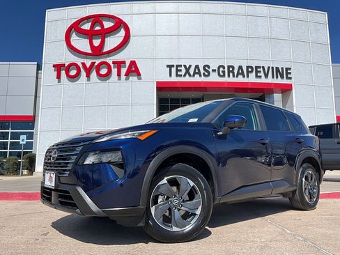 Used 2025 Nissan Rogue SV image 2