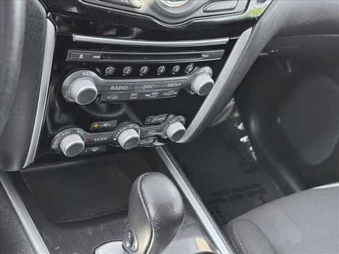 Used 2019 Nissan Pathfinder SV AWD/4WD image 16