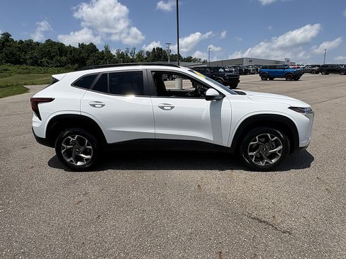Used 2025 Chevrolet Trax LT FWD image 6