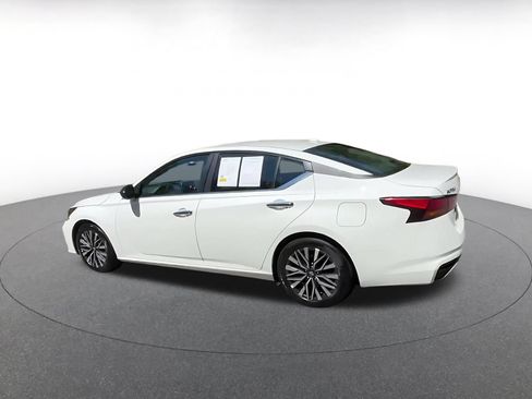 Used 2025 Nissan Altima 2.5 SV FWD image 10