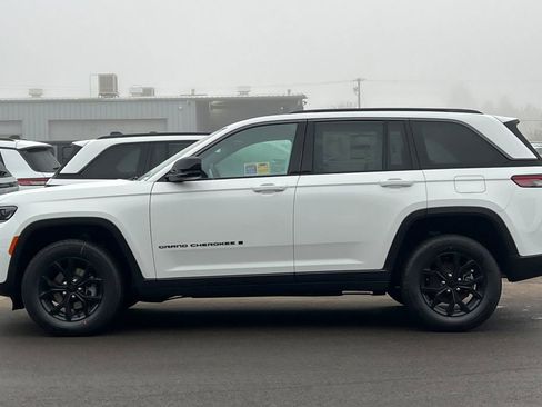 New 2026 Jeep Grand Cherokee Altitude image 7