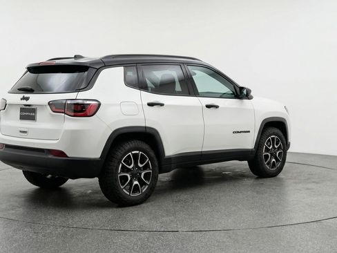 Used 2025 Jeep Compass Trailhawk AWD/4WD image 9
