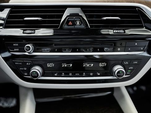 Used 2018 BMW 540i w/ Premium Package RWD image 39