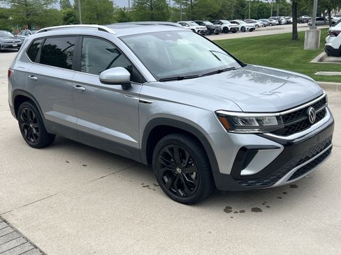Certified 2023 Volkswagen Taos SE w/ Panoramic Sunroof Package FWD image 2