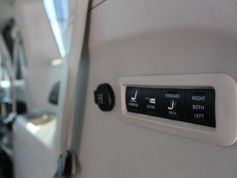 Used 2018 Chrysler Pacifica Limited FWD image 14