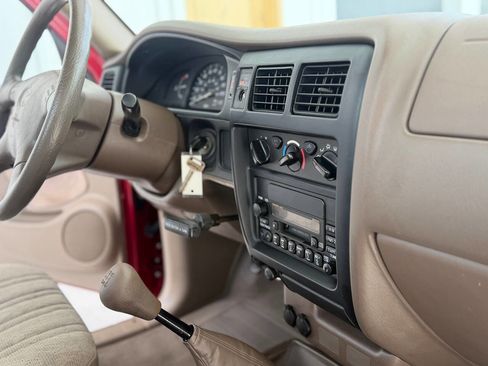 Used 2002 Toyota Tacoma 2WD Regular Cab image 72