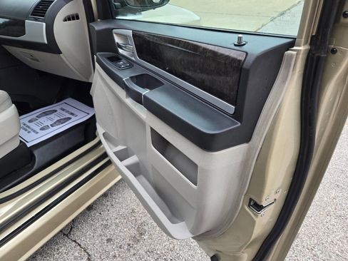 Used 2010 Dodge Grand Caravan SXT image 26