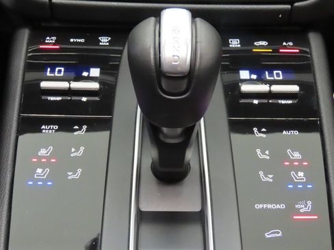 Certified 2026 Porsche Macan AWD/4WD image 27