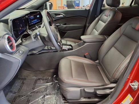 Used 2024 Chevrolet Trax RS w/ Sunroof Package FWD image 20