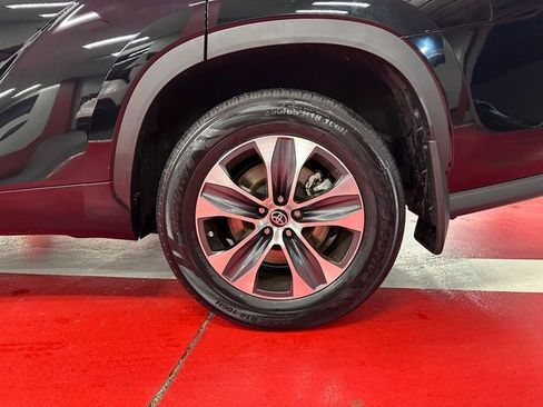 Certified 2022 Toyota Highlander XLE image 24