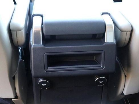 Used 2018 Land Rover Discovery SE image 22