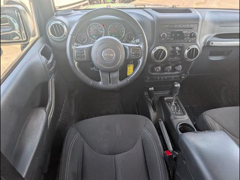 Used 2017 Jeep Wrangler Unlimited Sahara w/ Connectivity Group AWD/4WD image 9