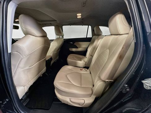 Used 2021 Toyota Highlander XLE FWD image 22