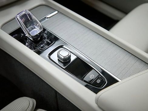 Certified 2024 Volvo XC60 T8 Ultimate w/ Protection Package Premier image 18