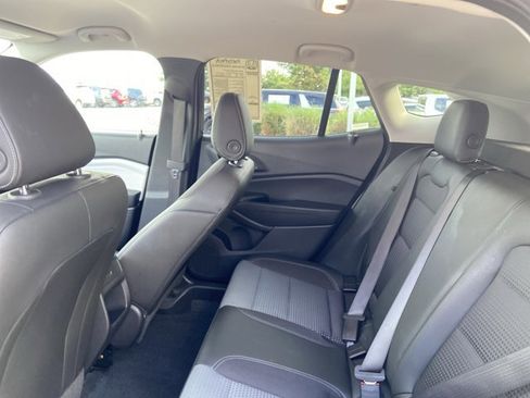 Used 2025 Chevrolet Trax LT w/ LT Convenience Package FWD image 17