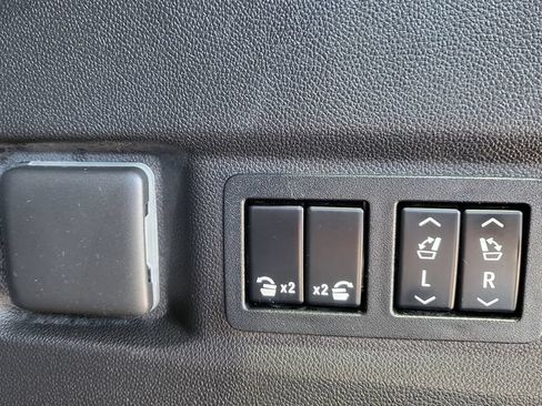 Used 2021 Chevrolet Tahoe High Country w/ Premium Package RWD image 14