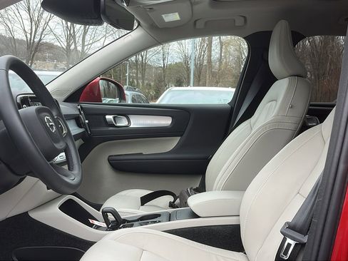 Used 2022 Volvo XC40 T5 Momentum image 12