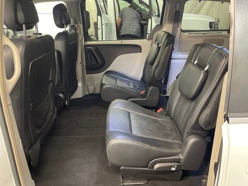 Used 2016 Chrysler Town & Country Touring image 22