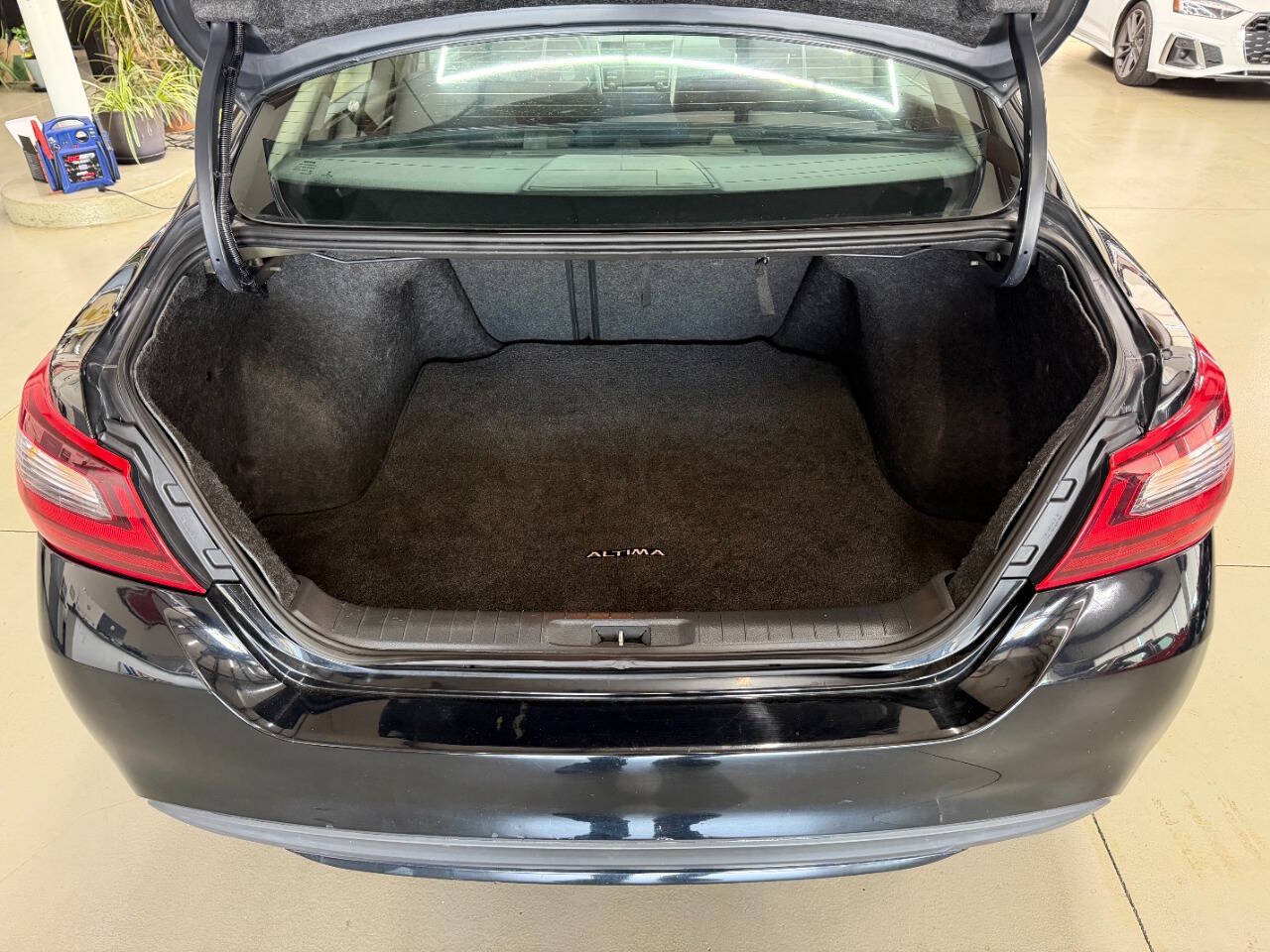 Used 2017 Nissan Altima 2.5 SR w/ Midnight Edition Package FWD image 9