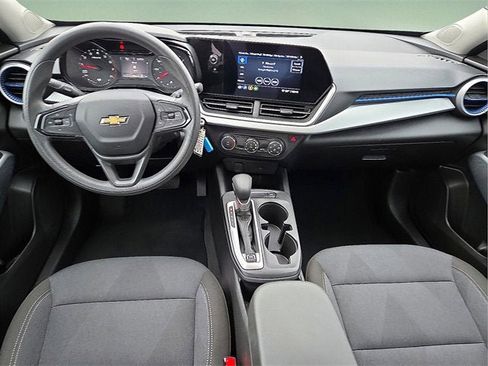 Certified 2025 Chevrolet Trax LS image 14