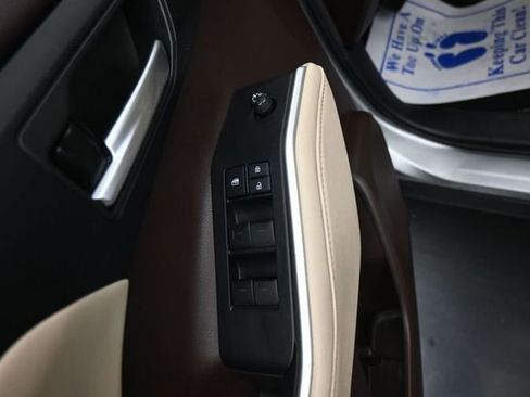 Used 2021 Toyota Highlander XLE FWD image 13