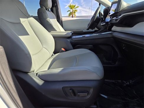 Used 2025 Toyota Sienna XLE image 18