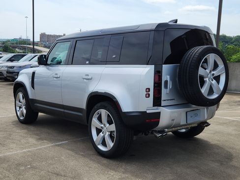 New 2024 Land Rover Defender 110 SE image 12