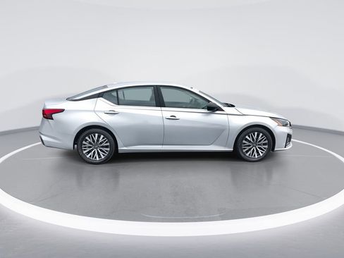 Used 2024 Nissan Altima 2.5 SV image 9