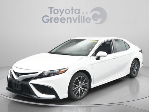 Used 2024 Toyota Camry SE image 1