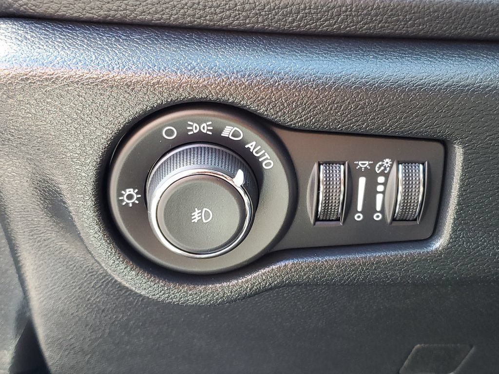 Used 2026 Chrysler Pacifica Limited FWD image 11