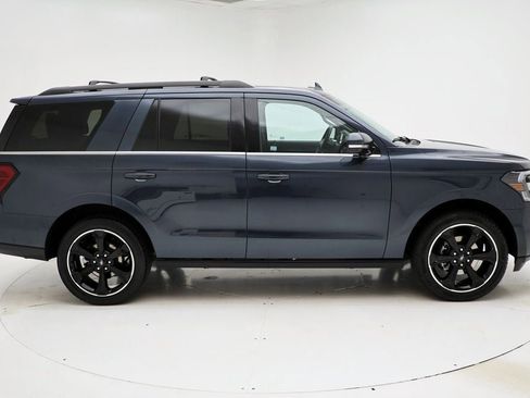 Used 2022 Ford Expedition Limited image 3