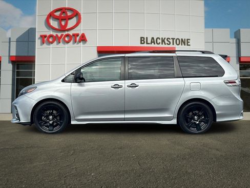 Certified 2020 Toyota Sienna SE w/ SE Preferred Package FWD image 6