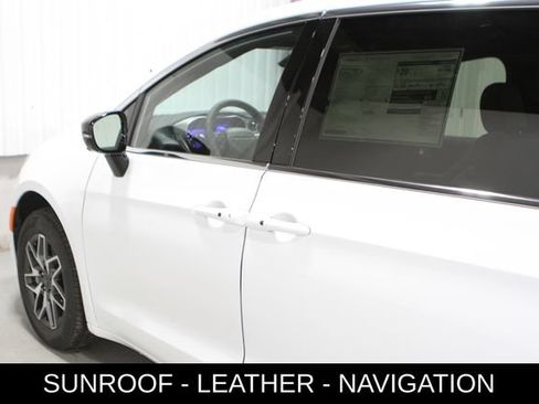 New 2027 Chrysler Pacifica Limited AWD/4WD image 28