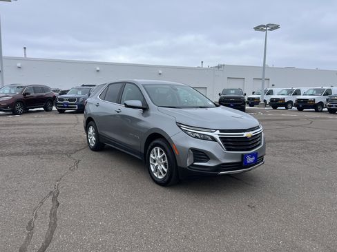 Used 2024 Chevrolet Equinox LT image 3