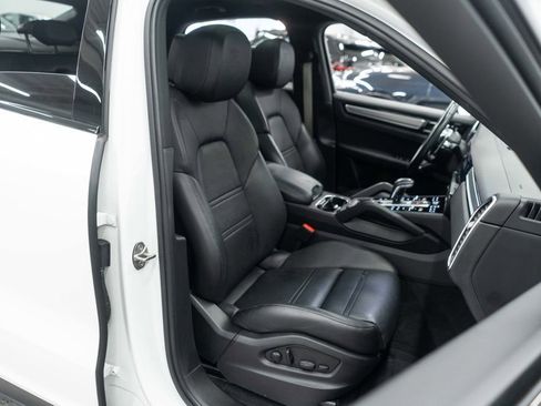 Used 2023 Porsche Cayenne Platinum Edition image 11