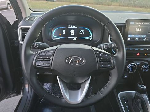 Used 2024 Hyundai Venue SEL image 17