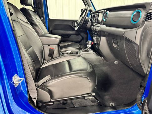 Used 2023 Jeep Wrangler Unlimited Sahara w/ Cold Weather Group AWD/4WD image 8