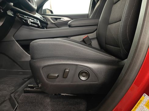 Used 2025 Chevrolet Traverse LT w/ Midnight/Sport Edition image 13