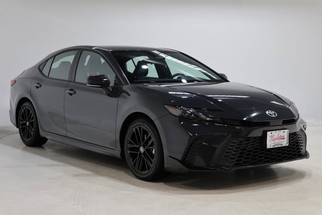 Used 2025 Toyota Camry SE FWD image 1