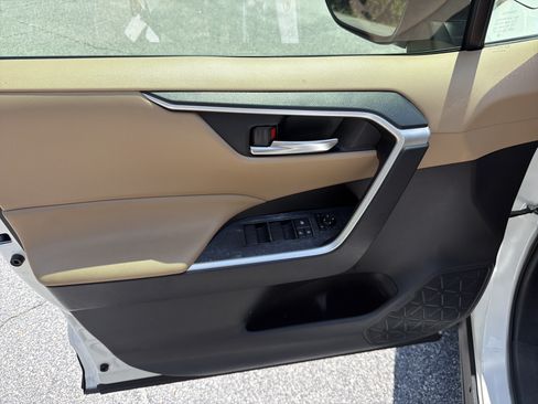 Used 2019 Toyota RAV4 XLE w/ Convenience Package FWD image 11