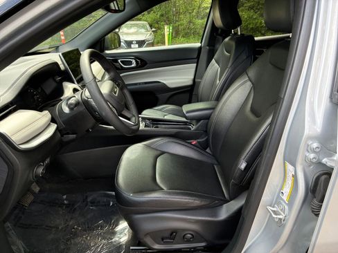 Used 2025 Jeep Compass Limited image 27