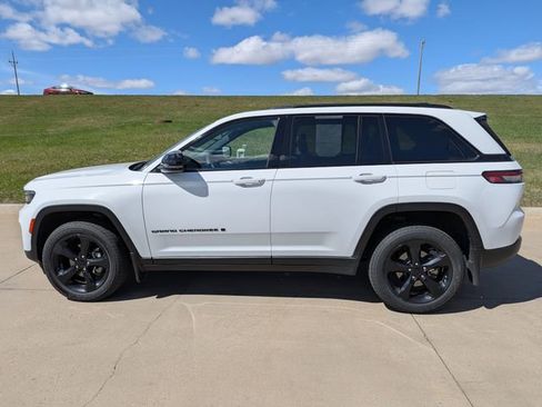 Used 2023 Jeep Grand Cherokee Altitude AWD/4WD image 6