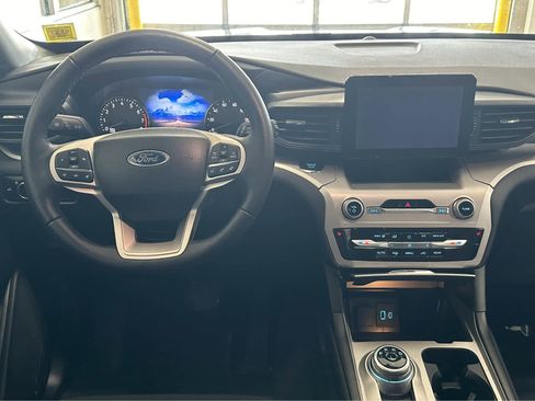Used 2023 Ford Explorer XLT image 13